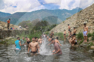Heat Wave Continues In Kashmir