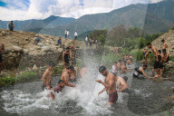 Heat Wave Continues In Kashmir