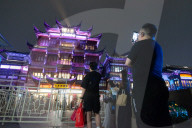 Night Strall At Yu Garden During Dragon Boat Festival 