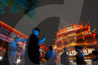 Night Strall At Yu Garden During Dragon Boat Festival 