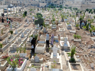 Eid In Al-Hajar Al-Aswad: Visits To Loved Ones’ Graves