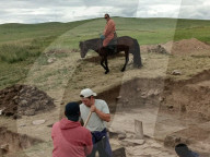 FEATURE -  Archäologen haben in der Mongolei eine über 4000 Kilometer lange neue Chinesische Mauer freigelegt