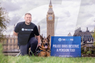 Recht auf Rente: Britische Polizeihunde und ihre Hundeführer demonstrieren vor dem Parlament in London