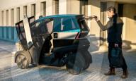 Tilting electric car steered with handlbars