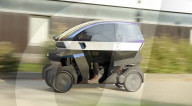 Tilting electric car steered with handlbars