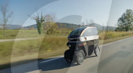 Tilting electric car steered with handlbars