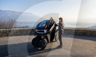 Tilting electric car steered with handlbars