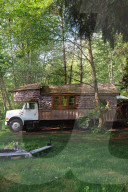 A Fairytale Home In The Woods: Das Aussteigerpaar Kai und Ben lebt in ihrem umgebauten Truck in den Wäldern von British Columbia