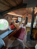 A Fairytale Home In The Woods: Das Aussteigerpaar Kai und Ben lebt in ihrem umgebauten Truck in den Wäldern von British Columbia