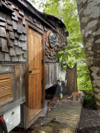 A Fairytale Home In The Woods: Das Aussteigerpaar Kai und Ben lebt in ihrem umgebauten Truck in den Wäldern von British Columbia