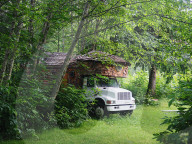 A Fairytale Home In The Woods: Das Aussteigerpaar Kai und Ben lebt in ihrem umgebauten Truck in den Wäldern von British Columbia
