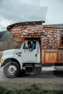 A Fairytale Home In The Woods: Das Aussteigerpaar Kai und Ben lebt in ihrem umgebauten Truck in den Wäldern von British Columbia