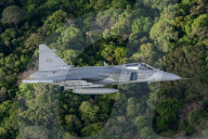 KI übernimmt das Cockpit: Saab und Helsing testen erfolgreich die Modifizierung eines Gripen E Kampfjets