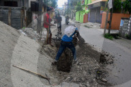 India-Workers-Underground Electric Cables