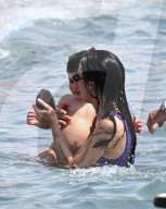 PEOPLE -  Aurora Ramazzotti badet in Portofino mit Partner Goffredo und Baby Cesare