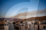 NEWS - US-Angriff auf den Iran: Brand in den Hügeln hinter der iranischen Stadt Shiraz