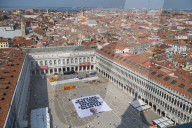 PEOPLE -  Bezos-Hochzeit: Greenpeace- und "Everyone Hates Elon"-Aktivisten entrollen riesiges Transparent auf dem Markusplatz