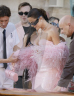PEOPLE - Bezos-Hochzeit: Promis auf dem Weg zur Hochzeit in Venedig