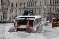PEOPLE - Bezos-Hochzeit: Promis auf dem Weg zur Hochzeit in Venedig