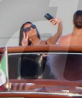 PEOPLE - Kim und Khloe Kardashian werden bei Jeff Bezos' Hochzeit von einer Flotte von Fotografen verfolgt