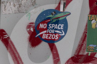 PEOPLE - Anti-Bezos-Plakate in Venedig
