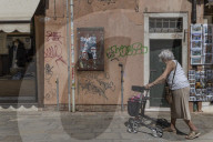PEOPLE - Anti-Bezos-Plakate in Venedig