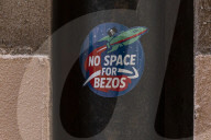 PEOPLE - Anti-Bezos-Plakate in Venedig