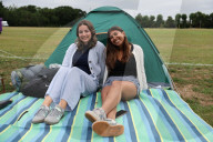 Tennis fans queue for Wimbledon tickets