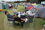 Tennis fans queue for Wimbledon tickets