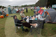 Tennis fans queue for Wimbledon tickets