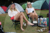 Tennis fans queue for Wimbledon tickets