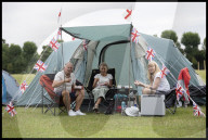 Tennis fans queue for Wimbledon tickets