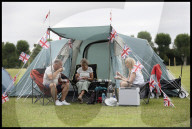 Tennis fans queue for Wimbledon tickets