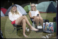 Tennis fans queue for Wimbledon tickets