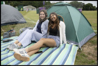 Tennis fans queue for Wimbledon tickets