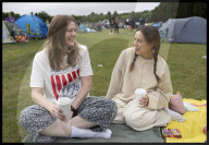 Tennis fans queue for Wimbledon tickets