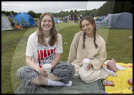 Tennis fans queue for Wimbledon tickets