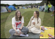 Tennis fans queue for Wimbledon tickets