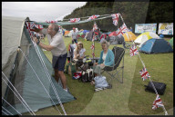 Tennis fans queue for Wimbledon tickets