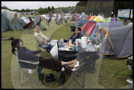 Tennis fans queue for Wimbledon tickets