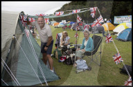 Tennis fans queue for Wimbledon tickets