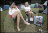 Tennis fans queue for Wimbledon tickets