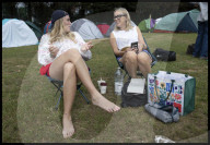 Tennis fans queue for Wimbledon tickets