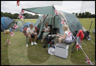 Tennis fans queue for Wimbledon tickets