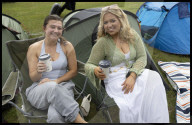 Tennis fans queue for Wimbledon tickets