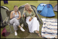 Tennis fans queue for Wimbledon tickets