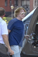 EXCLUSIVE - Mick Hucknall kommt nach dem Glastonbury-Festival mit seiner Familie am Battersea-Hubschrauberlandeplatz an