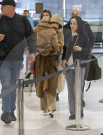 EXCLUSIVE - Katy Perry fliegt nach der Trennung von Orlando Bloom allein mit ihrem Kind aus Sydney ab