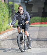 PREMIUM EXCLUSIVE Arnold Schwarzenegger Bundles Up for Sunday Bike Ride to Gold's Gym