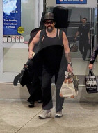 PREMIUM EXCLUSIVE  Jason Momoa Arrives at LAX with Son and Injured Daughter While Looking Ripped